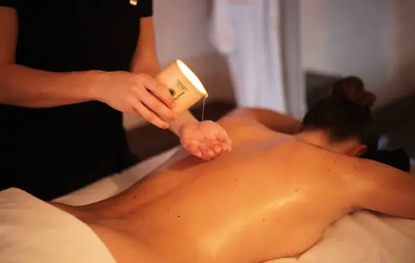 modelage et massage du corps à la bougie chez lumi-skin institut de beaute à la seyne-sur-mer dans le var