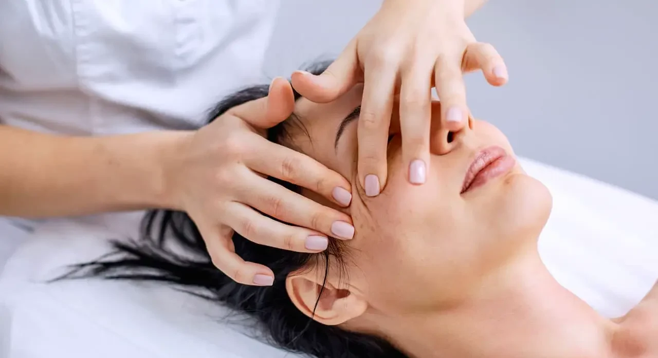 Un massage naturel de type lifting naturel japonais Kobido chez lumi-skin a la seyne-sur-mer